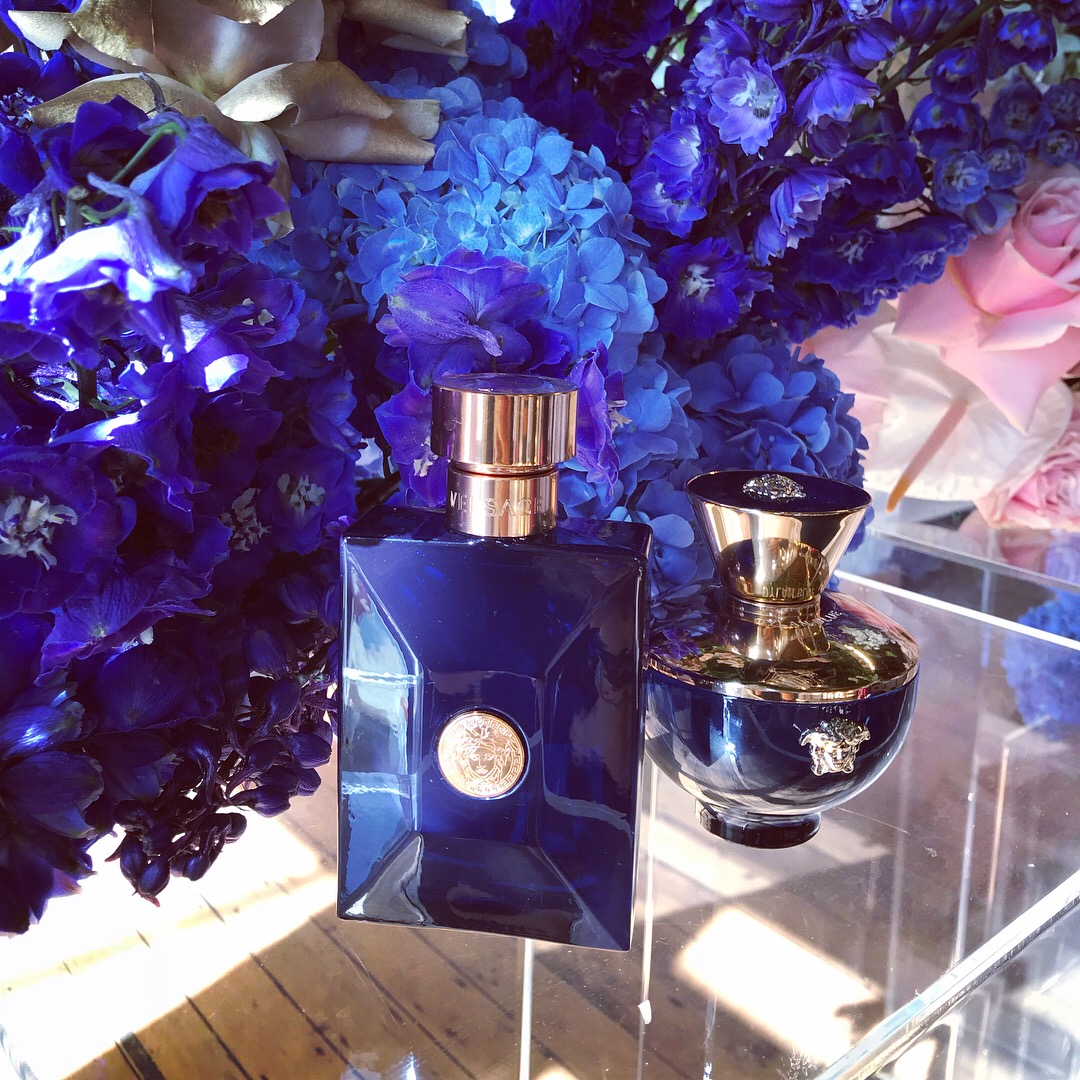 Мужская туалетная вода 2023. Versace Dylan Blue pour femme w 30ml. Версаче синий флакон. Духи Versace Dylan Blue. Духи Версаче Дулан Блю.